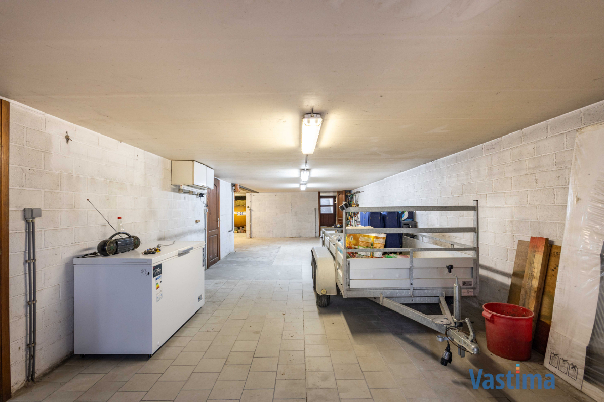 Immo Vastima - Huis Te koop Nieuwerkerken - Ruime halfopen bungalow met grote kelder, 3 slaapkamers en zonnige tuin